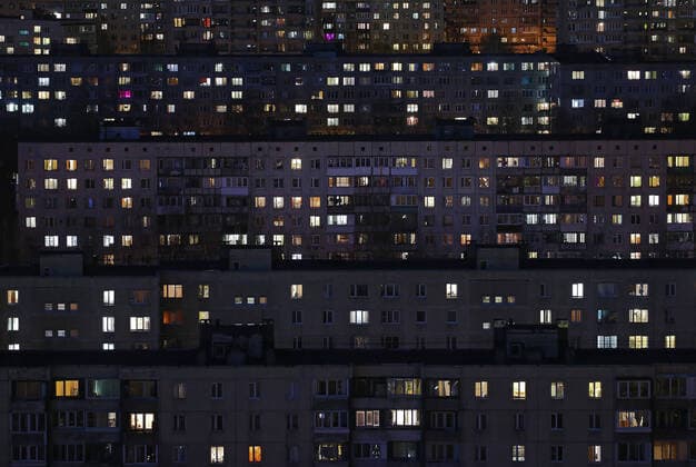 Bilder des Jahres 2020, News 04 April News Themen der Woche KW13 News Bilder des Tages ST PETERSBURG, RUSSIA - APRIL 5, 2020: Lit windows in apartment blocks in Nevsky District. A home isolation order was declared for St Petersburg residents of all ages to restrict movement within the city and reduce the risk of coronavirus contagion, effective since March 30, 2020; a period off work with full pay was extended until April 30 nationwide as part of preventive measures to contain the spread of the COVID-19 infection. Peter Kovalev TASS  TS0D4800