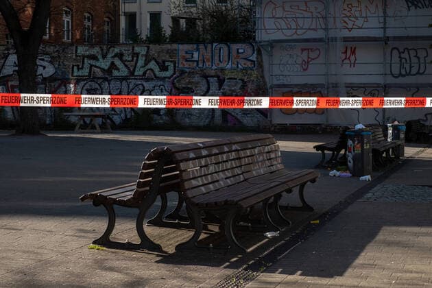 Durch die Berliner Feuerwehr abgesperrter Spielplatz in Berlin Prenzlauer Berg. Spielplätze wurden gesperrt um die Ausgans- und Versammlungsbeschränkungen zur Bekämpfung der Ausbreitung des Coronavirus durchzusetzen. Coronakrise - Abgesperrter Spielplatz