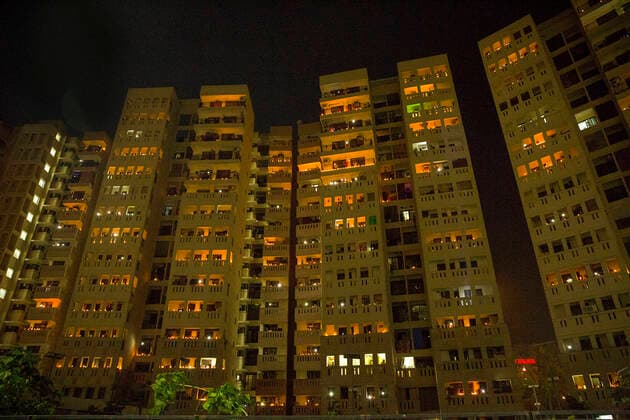 (200405) -- NEW DELHI, April 5, 2020 -- Residential buildings are illuminated by candles, earthen lamps, and flashlights to mark the country s fight against the COVID-19 pandemic in New Delhi, India, on April 5, 2020. India s health ministry Sunday evening said the death toll due to COVID-19 in India rose to 83 and the total number of confirmed cases in the country reached 3,577. ) INDIA-NEW DELHI-COVID-19-LIGHTING JavedxDar 