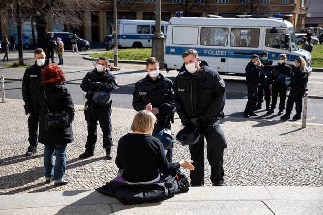 Verschwörungstheoretiker protestieren gg Corona-Einschränkungen Trotz der Verordnung mit Ausgansbeschränkung, Demonstrationsverbot und Kontaktverbot zur Eindämmung der COVID-19 - Pandemie (Coronavirus SARS-CoV-2) protestieren über 100 Menschen, darunter viele Verschwörungstheoretiker auf der Hygienedemo für Verfassung, Grundrechte & transparente Gestaltung der neuen Wirtschaftsregeln organisiert von der Kommunikationsstelle Demokratischer Widerstand Berlin gegen die Einschränkung von Grundrechte im Rahmen der Eindämmungsverordnung des Infektionsschutzgesetzes. Die Demonstranten kritisieren die Einschränkung der Versammlungsfreiheit, relativieren aber auch die Gefährlichkeit des Virus. Polizisten lösen die Versammlung auf und Spechen Personen an, dass diese den Platz verlassen. Â Berlin Berlin Deutschland