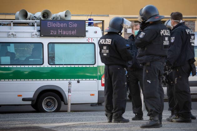 Verschwörungstheoretiker protestieren gg Corona-Einschränkungen LED-Anzeigentafel mit der Aufschrift Bleiben Sie zu Hause an einem Polizeiwagen am Rande einer Demonstration von Verschwörungstheoretikern während der Eindeämmungsverordnung mit Ausgansbeschränkung, Demonstrationsverbot und Kontaktverbot zur Eindämmung der COVID-19 - Pandemie (Coronavirus SARS-CoV-2) in Berlin. Â Berlin Berlin Deutschland