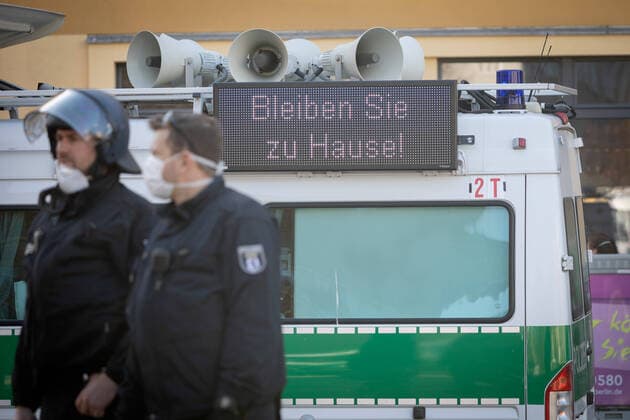 Verschwörungstheoretiker protestieren gg Corona-Einschränkungen LED-Anzeigentafel mit der Aufschrift Bleiben Sie zu Hause an einem Polizeiwagen am Rande einer Demonstration von Verschwörungstheoretikern während der Eindeämmungsverordnung mit Ausgansbeschränkung, Demonstrationsverbot und Kontaktverbot zur Eindämmung der COVID-19 - Pandemie (Coronavirus SARS-CoV-2) in Berlin. Â Berlin Berlin Deutschland