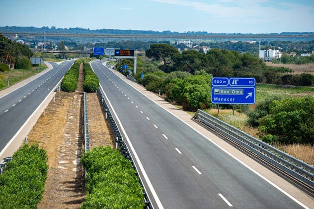 20200405 Palma de Mallorca under Corona Close down PALMA DE MALLORCA, SPAIN - APRIL 5: Empty highway next to the Palma Airport at - Palma de Mallorca under Corona Close down on April 5, 2020 in Palma de Mallorca, . Palma de Mallorca Baleares Spain