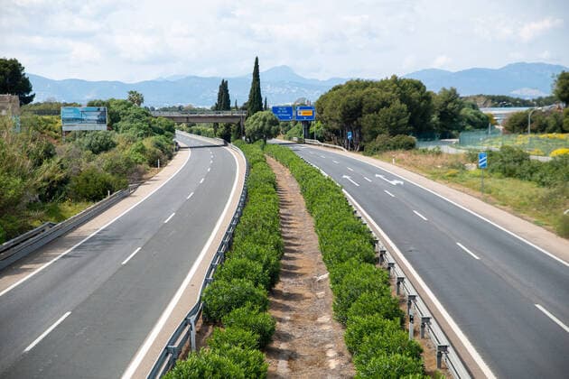 20200405 Palma de Mallorca under Corona Close down PALMA DE MALLORCA, SPAIN - APRIL 5: Empty highway next to the Palma Airport at - Palma de Mallorca under Corona Close down on April 5, 2020 in Palma de Mallorca, . Palma de Mallorca Baleares Spain