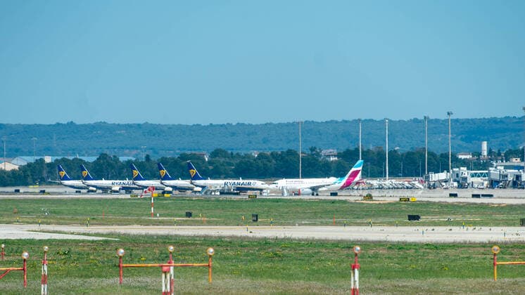 20200405 Palma de Mallorca under Corona Close down PALMA DE MALLORCA, SPAIN - APRIL 5: Grounded Airplanes on the Airport of Palma de Mallorca at - Palma de Mallorca under Corona Close down on April 5, 2020 in Palma de Mallorca, . Palma de Mallorca Baleares Spain