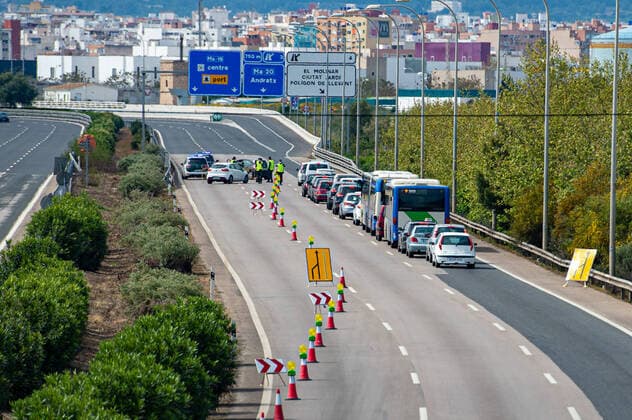 20200405 Palma de Mallorca under Corona Close down PALMA DE MALLORCA, SPAIN - APRIL 5: Guardia Civil control on the Highway at - Palma de Mallorca under Corona Close down on April 5, 2020 in Palma de Mallorca, . Palma de Mallorca Baleares Spain