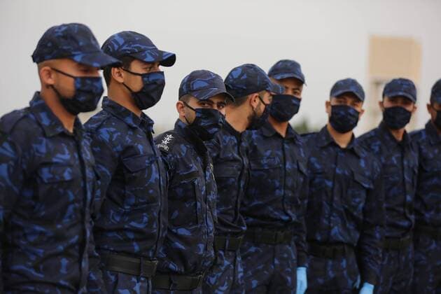 Coronavirus im Gazastreifen, Menschen verlassen Quarantäne-Zentrum in Khan Younis April 5, 2020, Khan Younis, Gaza Strip, Palestinian Territory: Palestinian policemen stand guard as Palestinians who were quarantined leave the quarantine centers, after the end of the quarantine period at a school, in Khan Younis in the southern of Gaza strip, April 5, 2020 Khan Younis Palestinian Territory - ZUMAap3_ 20200405_zaf_ap3_033 Copyright: xAshrafxAmrax