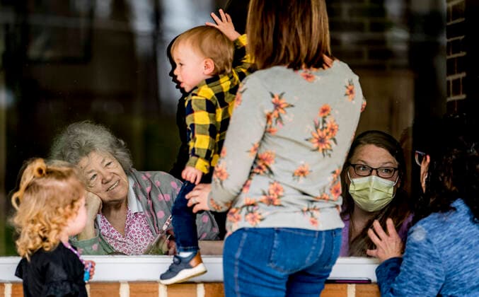 Coronavirus in den USA, Familie besucht Angehörige in Altenheim in Rising Sun, Maryland April 5, 2020, Rising Sun, Maryland, USA: Grandmother Karen Bowman, her daughter Tiffany Sadler and great-grand children Audrey, 3, and Chase Sadler, 1, visit with Della Simpson, as nurse Shannon Green helps, at Calvert Manor Nursing Home and Rehabilitation Center on Palm Sunday. Rising Sun USA - ZUMAcs17 20200405_zaf_cs17_002 Copyright: xScottxSeriox