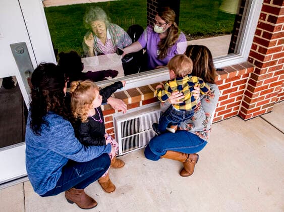 Coronavirus in den USA, Familie besucht Angehörige in Altenheim in Rising Sun, Maryland April 5, 2020, Rising Sun, Maryland, USA: Grandmother Karen Bowman, her daughter Tiffany Sadler and great-grand children Audrey, 3, and Chase Sadler, 1, visit with Della Simpson, as nurse Shannon Green helps, at Calvert Manor Nursing Home and Rehabilitation Center on Palm Sunday. Rising Sun USA - ZUMAcs17 20200405_zaf_cs17_006 Copyright: xScottxSeriox