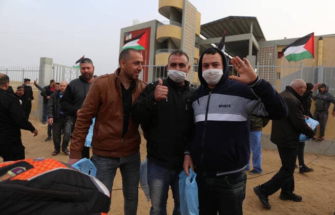 Coronavirus im Gazastreifen, Menschen verlassen Quarantäne-Zentrum in Khan Younis April 5, 2020, Khan Younis, Gaza Strip, Palestinian Territory: Palestinians who were quarantined leave the quarantine centers, after the end of the quarantine period at a school, in Khan Younis in the southern of Gaza strip, April 5, 2020 Khan Younis Palestinian Territory - ZUMAap3_ 20200405_zaf_ap3_063 Copyright: xAshrafxAmrax