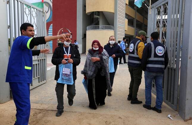 Coronavirus im Gazastreifen, Menschen verlassen Quarantäne-Zentrum in Khan Younis April 5, 2020, Khan Younis, Gaza Strip, Palestinian Territory: Palestinians who were quarantined leave the quarantine centers, after the end of the quarantine period at a school, in Khan Younis in the southern of Gaza strip, April 5, 2020 Khan Younis Palestinian Territory - ZUMAap3_ 20200405_zaf_ap3_066 Copyright: xAshrafxAmrax