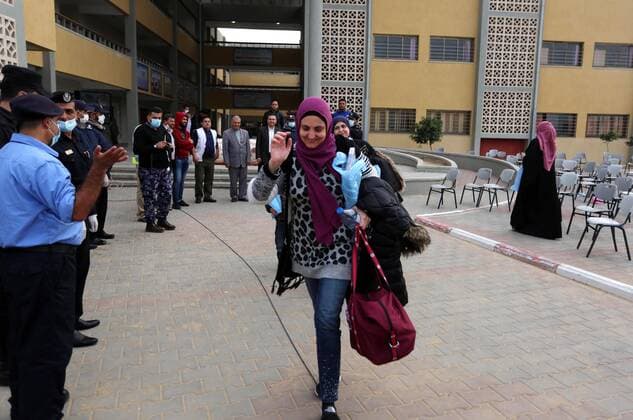 Coronavirus im Gazastreifen, Menschen verlassen Quarantäne-Zentrum in Khan Younis April 5, 2020, Khan Younis, Gaza Strip, Palestinian Territory: Palestinians who were quarantined leave the quarantine centers, after the end of the quarantine period at a school, in Khan Younis in the southern of Gaza strip, April 5, 2020 Khan Younis Palestinian Territory - ZUMAap3_ 20200405_zaf_ap3_069 Copyright: xAshrafxAmrax