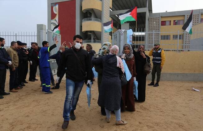 Coronavirus im Gazastreifen, Menschen verlassen Quarantäne-Zentrum in Khan Younis April 5, 2020, Khan Younis, Gaza Strip, Palestinian Territory: Palestinians who were quarantined leave the quarantine centers, after the end of the quarantine period at a school, in Khan Younis in the southern of Gaza strip, April 5, 2020 Khan Younis Palestinian Territory - ZUMAap3_ 20200405_zaf_ap3_074 Copyright: xAshrafxAmrax