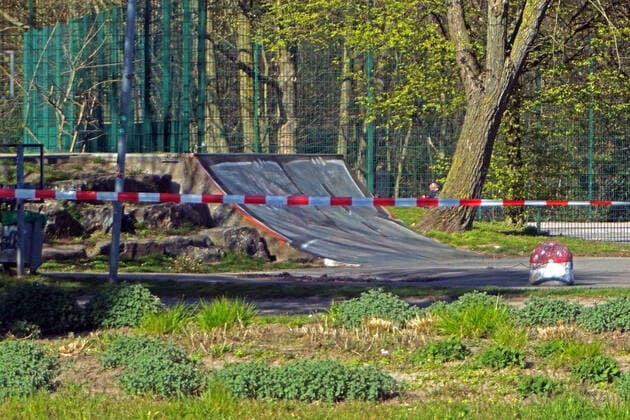 Stillstand wegen dem Coronavirus Auf der sonst so von Jugendlichen gut besuchten Skateranlage neben der Frintroper Straße ist wegen der Sperrung und dem Kontaktverbot keine Person mehr zu sehen. Essen Nordrhein-Westfalen Deutschland Frintroper Straße