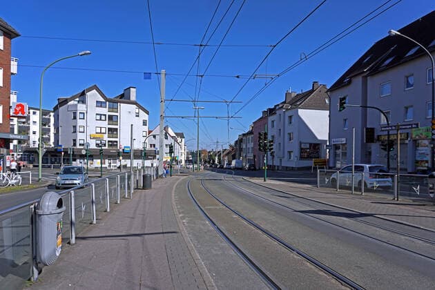 Stillstand wegen dem Coronavirus An dem sonst stark frequentierten Fliegenbusch in Essen ist wegen der Coronakrise kaum ein Fahrzeug unterwegs. Essen Nordrhein-Westfalen Deutschland Fliegenbusch