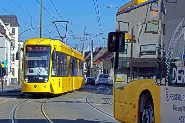 Busse und Bahnen im Ruhrgebiet Busse und Straßenbahnen befahren den Essener Verkehrsknotenpunkt am Fliegenbusch Essen Nordrhein-Westfalen Deutschland Fliegenbusch