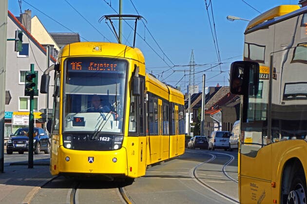 Busse und Bahnen im Ruhrgebiet Busse und Straßenbahnen befahren den Essener Verkehrsknotenpunkt am Fliegenbusch Essen Nordrhein-Westfalen Deutschland Fliegenbusch