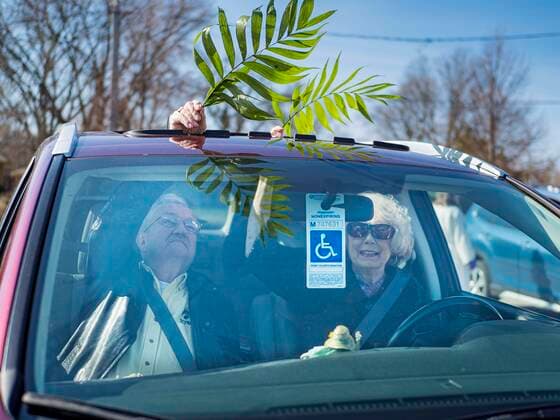 Coronavirus in den USA, Drive-Through Gottesdienst zum Auftakt der Karwoche in Des Moines, Iowa April 5, 2020, Des Moines, Iowa, U.S: People wave palms through the sunroof of their car during a drive through Palm Sunday service sponsored by Luther Memorial Church on the campus of Grand View University in Des Moines. About 150 people attended the service. They remained in their cars while the ministers read a short passage from the Bible, handed out palms and blessed them. On Sunday, 05 April, Iowa reported 868 confirmed cases of the Novel Coronavirus (SARS-CoV-2) and COVID-19. There have been 22 deaths attributed to COVID-19 in Iowa. Restaurants, bars, movie theaters, places that draw crowds are closed until 30 April. The Governor has not ordered shelter in place but several Mayors, including the Mayor of Des Moines, have asked residents to stay in their homes for all but essential needs. People are being encouraged to practice - ZUMAk94_ 20200405_zaf_k94_004 Copyright: xJackxKurtzx