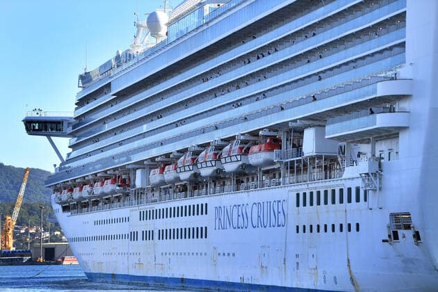 RUBY PRINCESS COVID-19 EVACUATIONS, Crew on board the Ruby Princess as the cruise liner docks at Port Kembla, Wollongong, Monday, April 6, 2020. A criminal investigation will be launched into how cruise line operator Carnival Australia was allowed to disembark Ruby Princess passengers in Sydney, resulting in several deaths and COVID-19 outbreaks throughout the country. ( NO ARCHIVING, EDITORIAL USE ONLY, NO USE IN BOOKS WITHOUT CONSENT SYDNEY NSW AUSTRALIA  Copyright: xDEANxLEWINSx 20200406001461954752