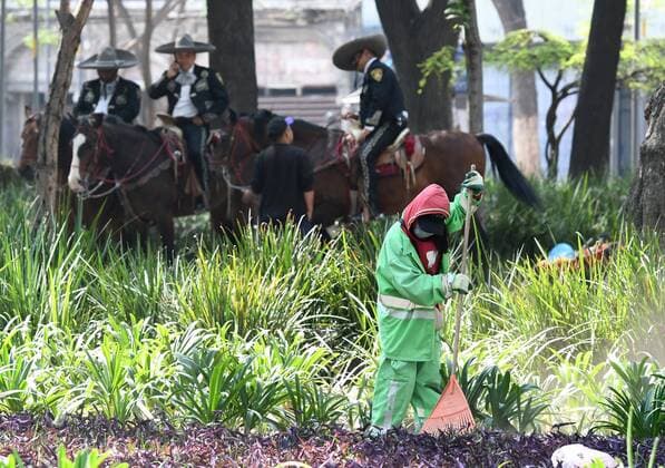 Coronavirus, Eindrücke aus Mexiko-Stadt Tourist guards, dressed in the traditional charro suit, remain on a street without the usual presence of citizens due to mandatory order of the authorities to remain at home due to the contingency of COVID-19 in Mexico City, Mexico, 05 April 2020. EFE Jorge Nunez Mexico quarantined by COVID-19 !ACHTUNG: NUR REDAKTIONELLE NUTZUNG!  Copyright: xJorgexNúnezx AME484 20200406-637217366208340230