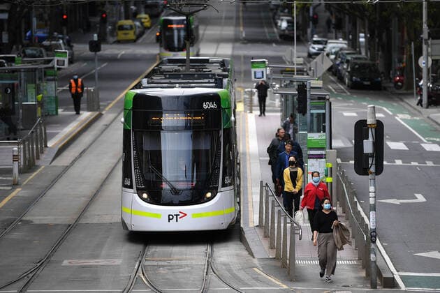 AUSTRALIA CORONAVIRUS COVID-19, People wearing face masks as a preventive measure against Coronavirus are seen after disembarking a tram in Melbourne, Monday, April 6, 2020. Stage three social distancing measures are now in force throughout Victoria. ( NO ARCHIVING, EDITORIAL USE ONLY, NO USE IN BOOKS WITHOUT CONSENT MELBOURNE VICTORIA AUSTRALIA  Copyright: xJAMESxROSSx 20200406001461976846