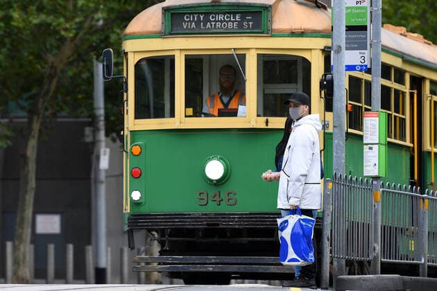 AUSTRALIA CORONAVIRUS COVID-19, A man wearing a face masks as a preventive measure against Coronavirus is seen after disembarking the city circle tourist tram in Melbourne, Monday, April 6, 2020. Stage three social distancing measures are now in force throughout Victoria. ( NO ARCHIVING, EDITORIAL USE ONLY, NO USE IN BOOKS WITHOUT CONSENT MELBOURNE VICTORIA AUSTRALIA  Copyright: xJAMESxROSSx 20200406001461977413