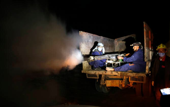 Coronavirus in Jemen, Desinfektionsmaßnahmen in Sanaa (200405) -- SANAA, April 5, 2020 (Xinhua) -- Yemeni health workers spray disinfectant during a disinfection campaign in Sanaa, Yemen, on April 5, 2020. Sanaa launched a disinfection campaign to curb the spread of COVID-19 on Sunday. (Photo by Mohammed Mohammed Xinhua) YEMEN-SANAA-COVID-19-DISINFECTION CAMPAIGN 