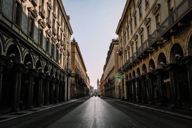 Coronavirus in Italien, Eindrücke aus Turin (200405) -- TURIN (ITALY), April 5, 2020 (Xinhua) -- Photo taken on April 4, 2020 shows an empty street in Turin, Italy. Between Saturday and Sunday, the COVID-19 death toll in Italy was 525, the lowest one-day total since March 19, when COVID-19, the disease caused by the coronavirus, claimed 427 lives. (Photo by Federico Tardito Xinhua) ITALY-TURIN-COVID-19 