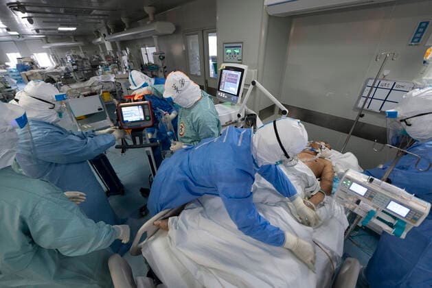 Coronavirus in China, Eindrücke aus einem Krankenhaus in Wuhan (200406) -- WUHAN, April 6, 2020 -- Medical staff check senior Hu s condition after taking off the ECMO machine used to support his lungs at the Wuhan pulmonary hospital in Wuhan, capital of central China s Hubei Province, April 5, 2020. A patient surnamed Hu, a 40-year-old severe case of the COVID-19 who was diagnosed with the disease in early February, has the functions of his lungs recovered on Sunday at the Wuhan pulmonary hospital with days of extracorporeal membrane oxygenation (ECMO) support. ) CHINA-WUHAN-COVID-19-SEVERE CASE-LUNG FUNCTIONS-RECOVERY (CN) FeixMaohua 