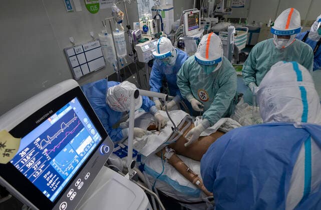 Coronavirus in China, Eindrücke aus einem Krankenhaus in Wuhan (200406) -- WUHAN, April 6, 2020 -- Medical staff take off the ECMO machine used to support senior Hu s lungs at the Wuhan pulmonary hospital in Wuhan, capital of central China s Hubei Province, April 5, 2020. A patient surnamed Hu, a 40-year-old severe case of the COVID-19 who was diagnosed with the disease in early February, has the functions of his lungs recovered on Sunday at the Wuhan pulmonary hospital with days of extracorporeal membrane oxygenation (ECMO) support. ) CHINA-WUHAN-COVID-19-SEVERE CASE-LUNG FUNCTIONS-RECOVERY (CN) FeixMaohua 