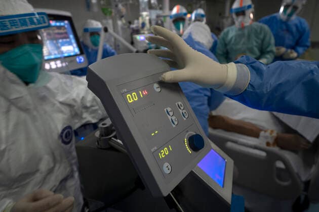 Coronavirus in China, Eindrücke aus einem Krankenhaus in Wuhan (200406) -- WUHAN, April 6, 2020 -- Medical staff shut down the ECMO machine used to support senior Hu s lungs after taking it off his body at the Wuhan pulmonary hospital in Wuhan, capital of central China s Hubei Province, April 5, 2020. A patient surnamed Hu, a 40-year-old severe case of the COVID-19 who was diagnosed with the disease in early February, has the functions of his lungs recovered on Sunday at the Wuhan pulmonary hospital with days of extracorporeal membrane oxygenation (ECMO) support. ) CHINA-WUHAN-COVID-19-SEVERE CASE-LUNG FUNCTIONS-RECOVERY (CN) FeixMaohua 