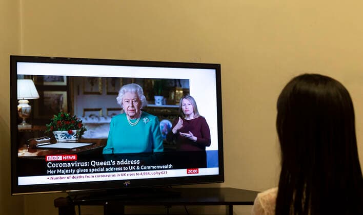 Coronavirus in Großbritannien, Queen Elizabeth II. Fernsehansprache (200406) -- BEIJING, April 6, 2020 -- A girl watches British Queen Elizabeth II s address on TV in London, Britain, on April 5, 2020. British Queen Elizabeth II, in a rare broadcast Sunday night, spoke about the COVID-19 pandemic and her hope that people will take pride in how they responded to the crisis. ) XINHUA PHOTOS OF THE DAY HanxYan 