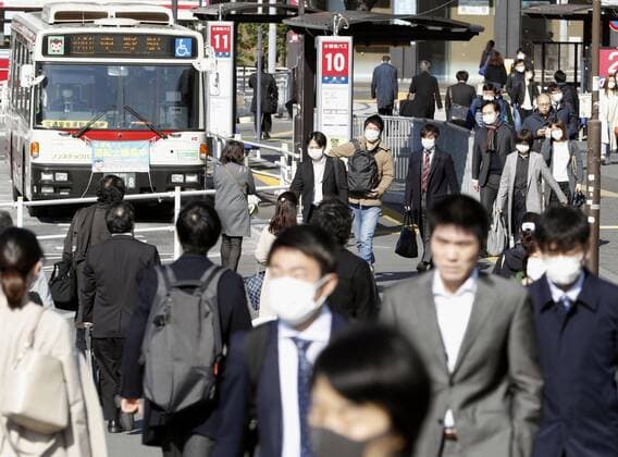 Coronavirus in Japan, Eindrücke aus Tokio New coronavirus Commuters wearing masks head to work in Tokyo on April 6, 2020, as coronavirus infections continue to spread rampantly across the capital. 