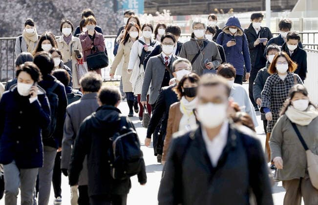 Coronavirus in Japan, Eindrücke aus Tokio New coronavirus Commuters wearing masks head to work in Tokyo on April 6, 2020, as coronavirus infections continue to spread rampantly across the capital. 
