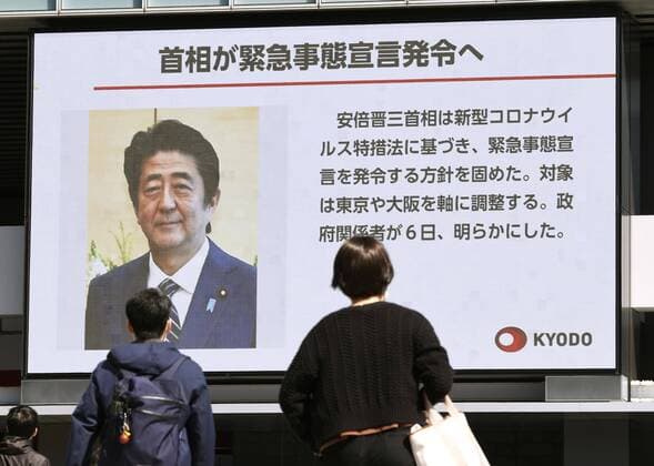 Coronavirus in Japan, Eindrücke aus Tokio Japan to declare state of emergency amid surge in virus infections Photo taken April 6, 2020, shows a screen in Tokyo displaying news that Japanese Prime Minister Shinzo Abe intends to declare a state of emergency over the coronavirus epidemic, targeting big cities such as Tokyo and Osaka. 