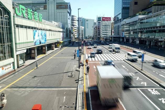 Coronavirus in Japan, Eindrücke aus Tokio New coronavirus Traffic is scarce near JR Shinjuku Station in Tokyo on April 6, 2020, with the central government in Japan expected to declare a state of emergency this week in light of a recent surge in coronavirus infections. 