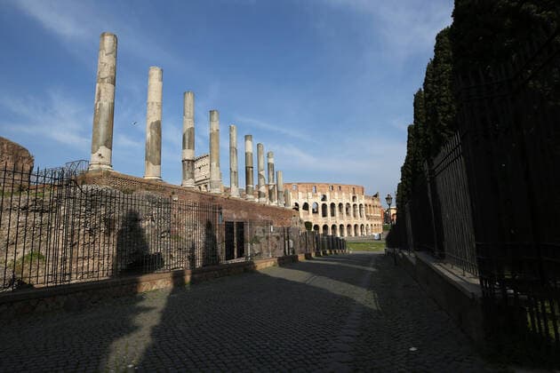 Italy: Rome at the end of 4th week of COVID-19 A view of the Colosseum in Rome from the Roma Forum at the end of fourth week of national lock down against the sprad of the new coronavirus dubbed COVID-19. Roma Italy Italy Copyright: Giuseppex Pino xFama