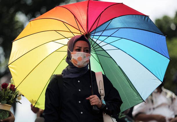 Coronavirus in Indonesien, Beerdigung von Todesopfern in Jakarta April 2, 2020, Jakarta, Jakarta, Indonesia: JAKARTA, INDONESIA - APRIL 2, 2020 :A woman wearing a mask and umbrella came to the funeral process of her family who became a patient died of COVID-19 at Pondok Ranggon Cemetery in Jakarta, Indonesia on April 2, 2020. Jakarta Indonesia - ZUMAys1_ 20200402_zaf_ys1_005 Copyright: xMuhammadxAslamxIqbal xSijorixImax