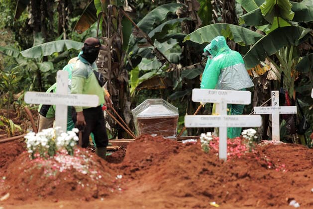 Coronavirus in Indonesien, Beerdigung von Todesopfern in Jakarta April 2, 2020, Jakarta, Jakarta, Indonesia: JAKARTA, INDONESIA - APRIL 2, 2020 : Funeral officers are unloading the victims coffins from COVID-19 at Pondok Ranggon in Jakarta, Indonesia on April 2, 2020. Jakarta Indonesia - ZUMAys1_ 20200402_zaf_ys1_007 Copyright: xMuhammadxAslamxIqbal xSijorixImax