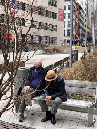 April 5, 2020, New York, New York, USA: Outside a hospital during the COVID 19 pandemic..April 5, 2020 New York USA - ZUMAm57_ 20200405_zaf_m57_013 Copyright: xJohnxMarshallxMantelx