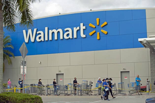 April 5, 2020, Miami, FL, USA: People waiting outside in line to enter the Walmart Supercenter as the coronavirus pandemic continues on Sunday, April 5, 2020 in Miami. Miami USA - ZUMAm67_ 20200405_zaf_m67_044 Copyright: xDavidxSantiagox