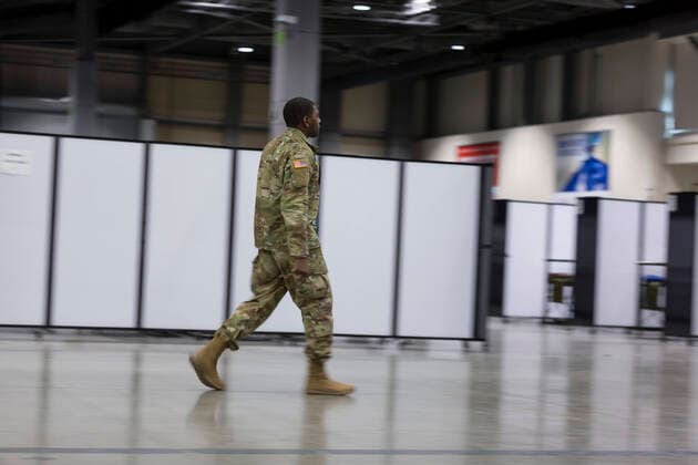 Coronavirus in den USA, Eindrücke aus dem Feldkrankenhaus in Seattle April 5, 2020, Seattle, Washington, U.S: A soldier walks past the completed ICU units at the field hospital in CenturyLink Field Event Center in Seattle on April 5, 2020. The mobile army surgical hospital, currently for non-COVID-19 cases, involves military medical personnel from multiple units, including the Soldiers from the 627th Hospital Center s 10th Field Hospital at Fort Carson, Colorado, the 62nd Medical Brigade from Joint Base Lewis-McChord, Washington and others. Officials said that he hospital is now ready to accept patients. Seattle U.S. - ZUMAg235 20200405_zap_g235_002 Copyright: xPaulxChristianxGordonx