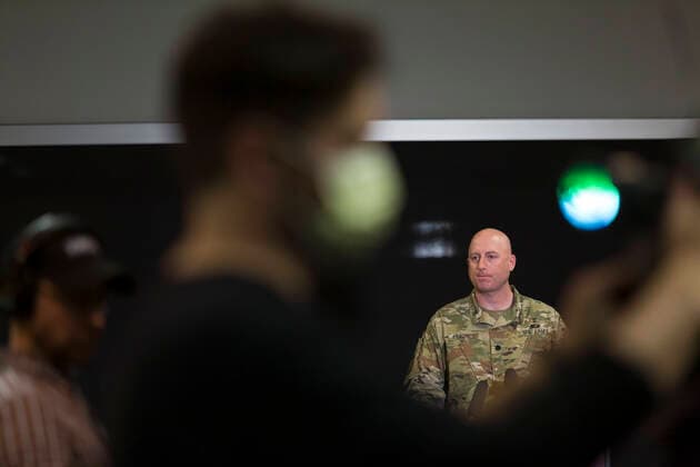 Coronavirus in den USA, Eindrücke aus dem Feldkrankenhaus in Seattle April 5, 2020, Seattle, Washington, U.S: Lieutenant colonel JASON HUGHES, commander of the 10th Field Hospital, speaks to members of the media at the field hospital in the CenturyLink Field Event Center in Seattle on April 5, 2020. The mobile army surgical hospital, currently for non-COVID-19 cases, involves military medical personnel from multiple units, including the Soldiers from the 627th Hospital Center s 10th Field Hospital at Fort Carson, Colorado, the 62nd Medical Brigade from Joint Base Lewis-McChord, Washington and others. Officials said that he hospital is now ready to accept patients. Seattle U.S. - ZUMAg235 20200405_zap_g235_014 Copyright: xPaulxChristianxGordonx