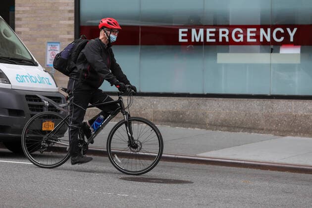 April 5, 2020, New York, New York, United States: Atmosphere near Mount Sinai hospital in New York City in the United States this Sunday, 05. New York City is the epicenter of the Coronavirus pandemic New York United States - ZUMAv122 20200405_zap_v122_031 Copyright: xWilliamxVolcovx
