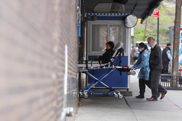 April 5, 2020, New York, New York, United States: A woman is seen being transported on a stretcher with an oxygen cylinder into the emergency department of Mount Sinai hospital in New York City in the United States this Sunday, 05. New York City is the epicenter of the Coronavirus pandemic New York United States - ZUMAv122 20200405_zap_v122_050 Copyright: xWilliamxVolcovx