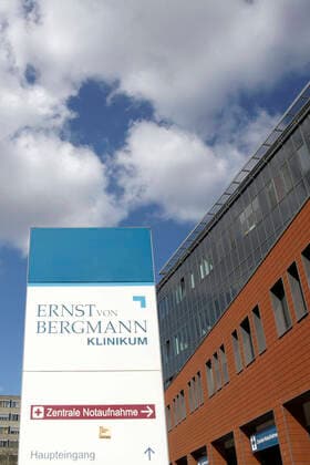 Der Corona-Ausbruch im Ernst von Bergmann Klinikum forderte bisher 12 Todesopfer. Nach einer Häufung von Corona-Infektionsfällen hatte die größte Potsdamer Klinik Hilfe vom Bund geholt. Potsdam, 05.04.2020