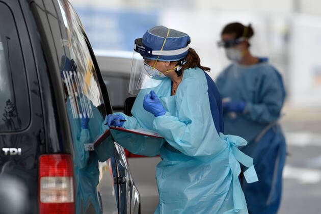 AUSTRALIA CORONAVIRUS COVID-19, Medical professionals are seen performing COVID-19 tests on members of the public at the Bondi Beach drive-through COVID-19 testing centre in Sydney, Monday, April 6, 2020. Additional COVID-19 testing centres have been set up in Sydney s eastern suburbs of Waverley and Bondi, after a cluster of COVID-!9 outbreaks in the area, leading to a rise in community transmissions. ( NO ARCHIVING, EDITORIAL USE ONLY, NO USE IN BOOKS WITHOUT CONSENT SYDNEY NSW AUSTRALIA  Copyright: xBIANCAxDExMARCHIx 20200406001461990205