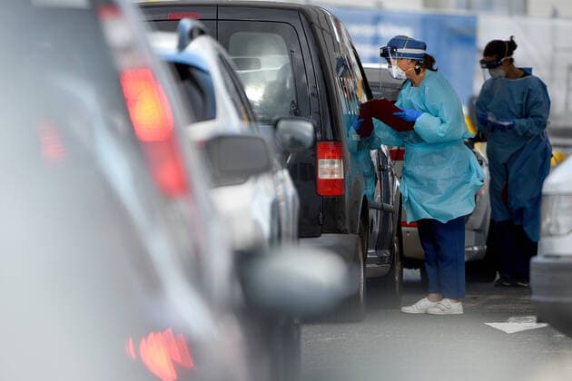 AUSTRALIA CORONAVIRUS COVID-19, Medical professionals are seen performing COVID-19 tests on members of the public at the Bondi Beach drive-through COVID-19 testing centre in Sydney, Monday, April 6, 2020. Additional COVID-19 testing centres have been set up in Sydney s eastern suburbs of Waverley and Bondi, after a cluster of COVID-!9 outbreaks in the area, leading to a rise in community transmissions. ( NO ARCHIVING, EDITORIAL USE ONLY, NO USE IN BOOKS WITHOUT CONSENT SYDNEY NSW AUSTRALIA  Copyright: xBIANCAxDExMARCHIx 20200406001461990247