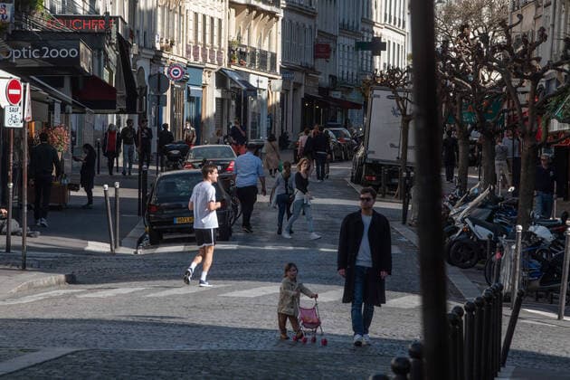 France: Paris: too many people in parisians streets this week end, despite lockdown rules. Coronavirus en France: beaucoup (trop) de monde se promene dans les rues. Confinement jours 18 a Paris. Du monde dans les rues de Paris, a Montmatre et sur l ile de la Cité. index non respect du confinement non respect des regles de distance sanitaire 253636 2020-04-05  Copyright: xSergexArnalx xStarfacex STAR_253636_004