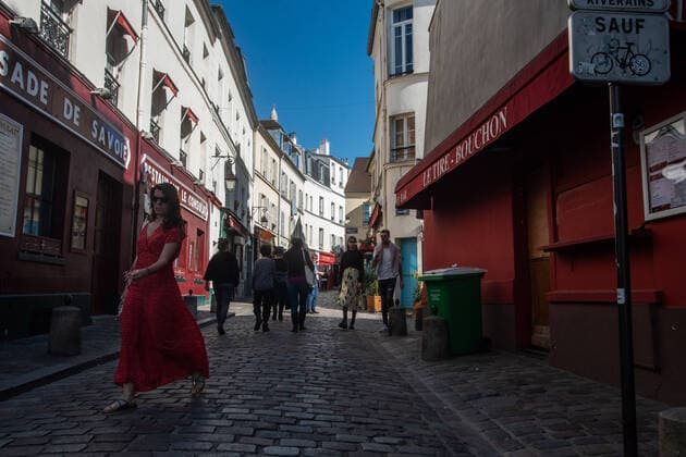 France: Paris: too many people in parisians streets this week end, despite lockdown rules. Coronavirus en France: beaucoup (trop) de monde se promene dans les rues. Confinement jours 18 a Paris. Du monde dans les rues de Paris, a Montmatre et sur l ile de la Cité. index non respect du confinement non respect des regles de distance sanitaire 253636 2020-04-05  Copyright: xSergexArnalx xStarfacex STAR_253636_005